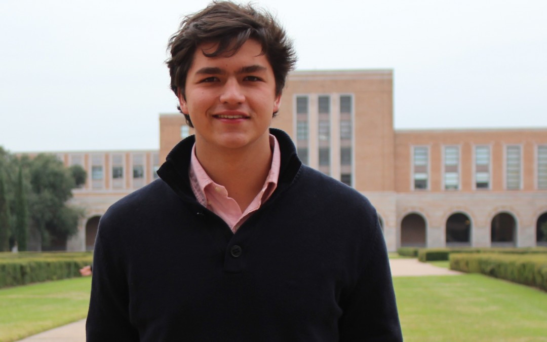 Felipe poses in front of Fondren library on Rice campus.
